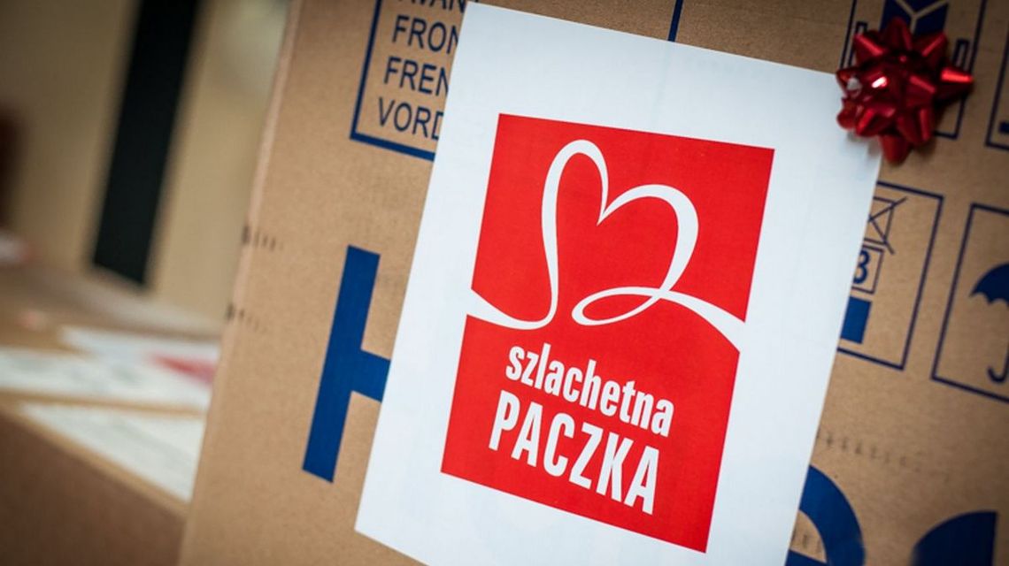 zdjęcie przedstawia tekturowy karton z napisem szlachetna paczka