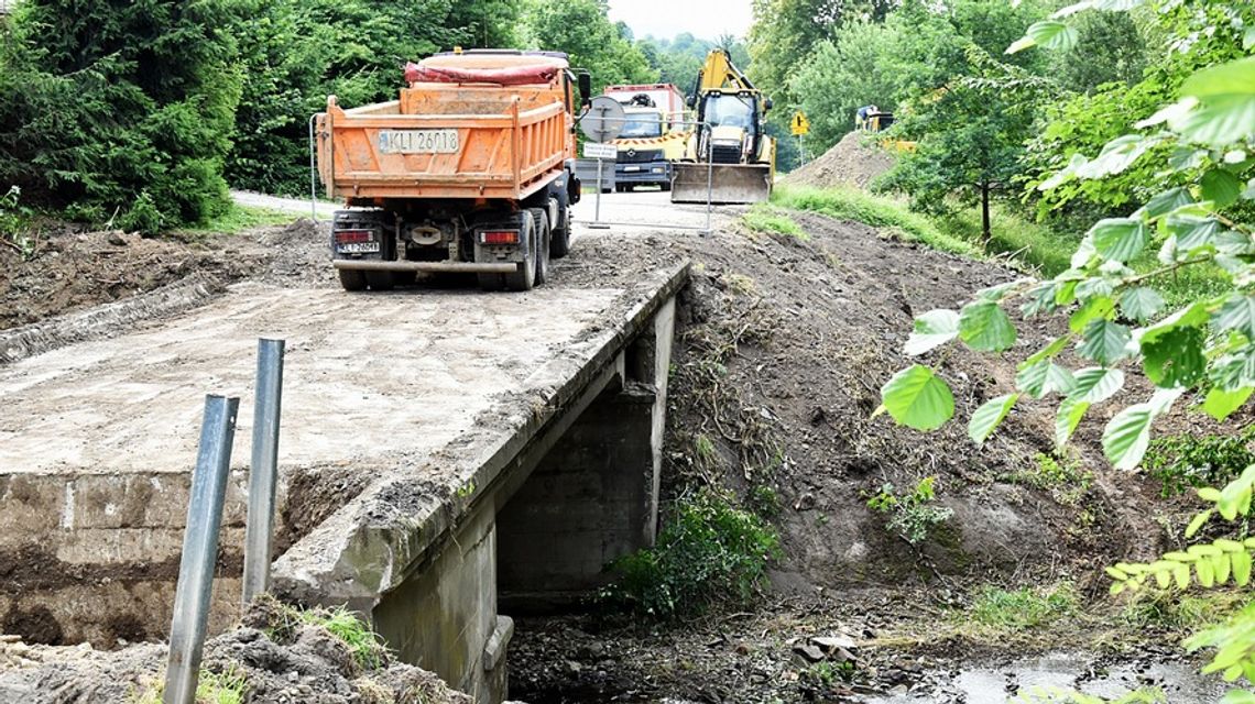 Trwa remont mostu na trasie pomiędzy Szymbarkiem a Szalową