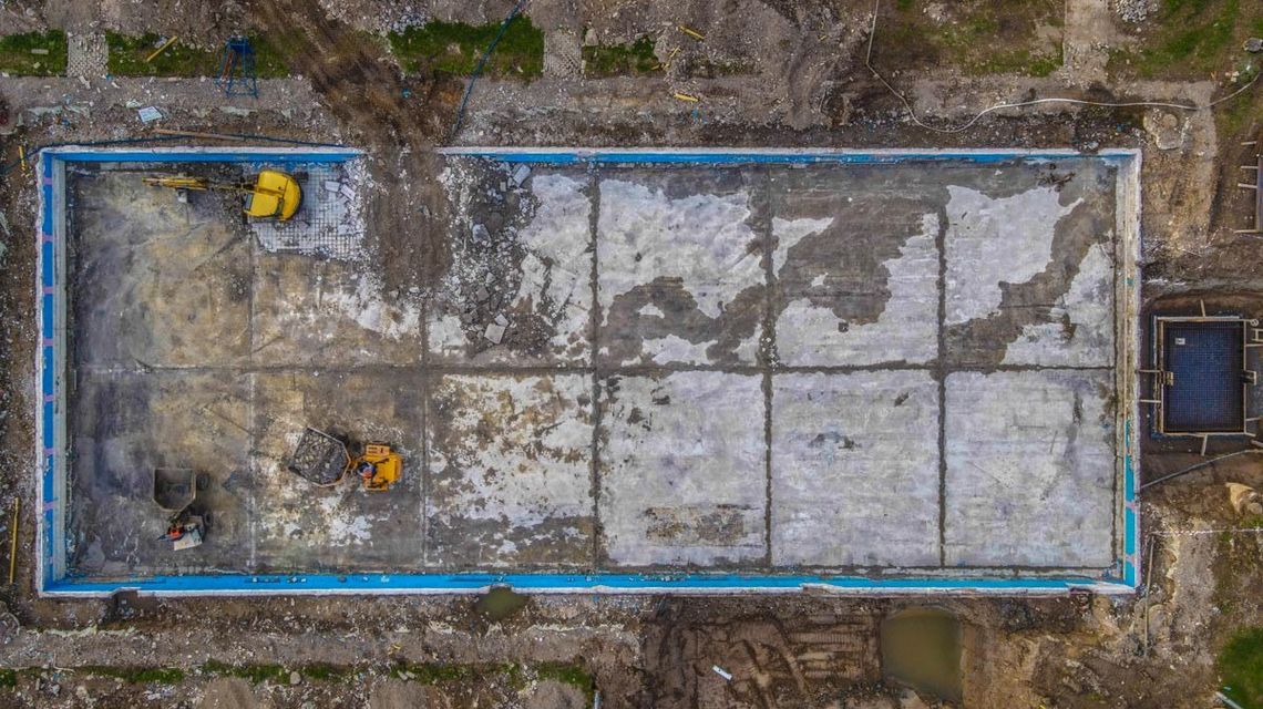 Widok z drona na remontowany basen odkryty w Gorlicach