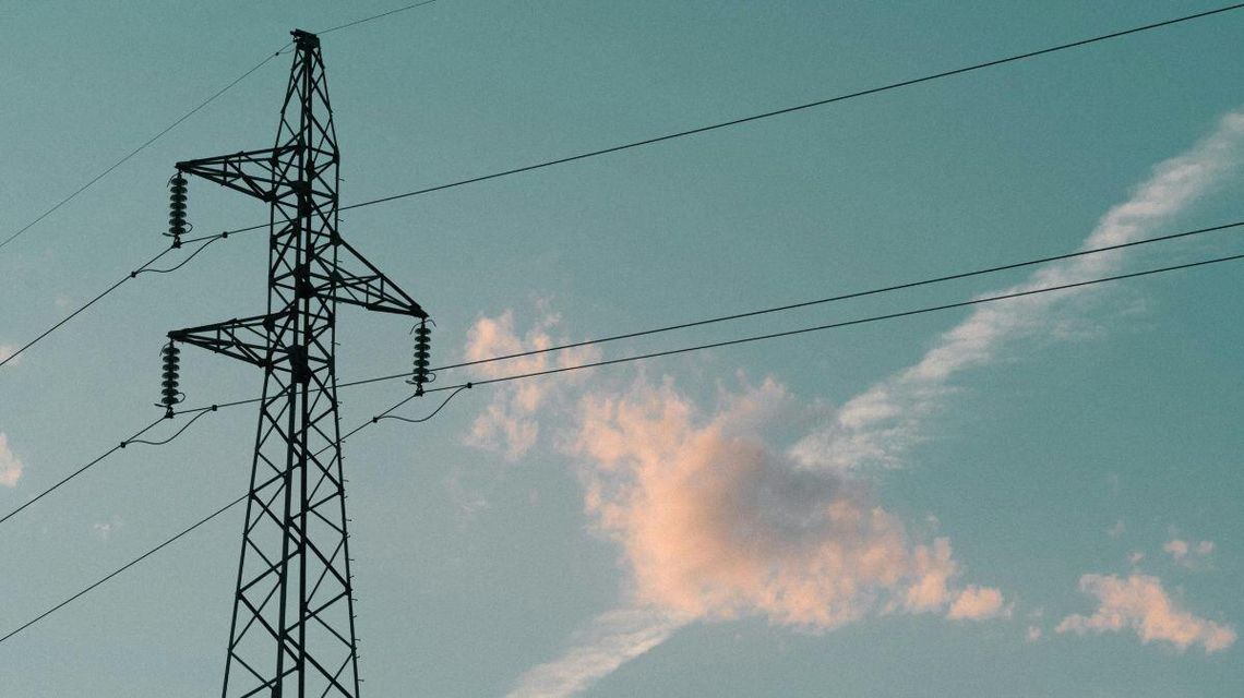 zdjęcie przedstawia słup energetyczny