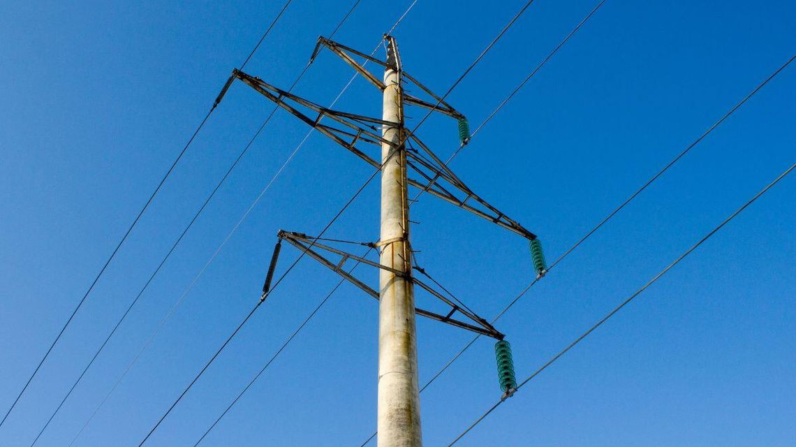 Tu nie będzie prądu w tym tygodniu. Tauron informuje o wyłączeniach zdjęcie przedstawia słup energetyczny