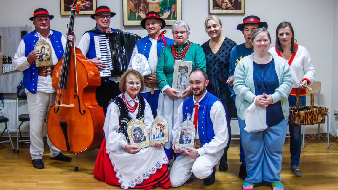 zdjęcie przedstawia grupę osób na scenie