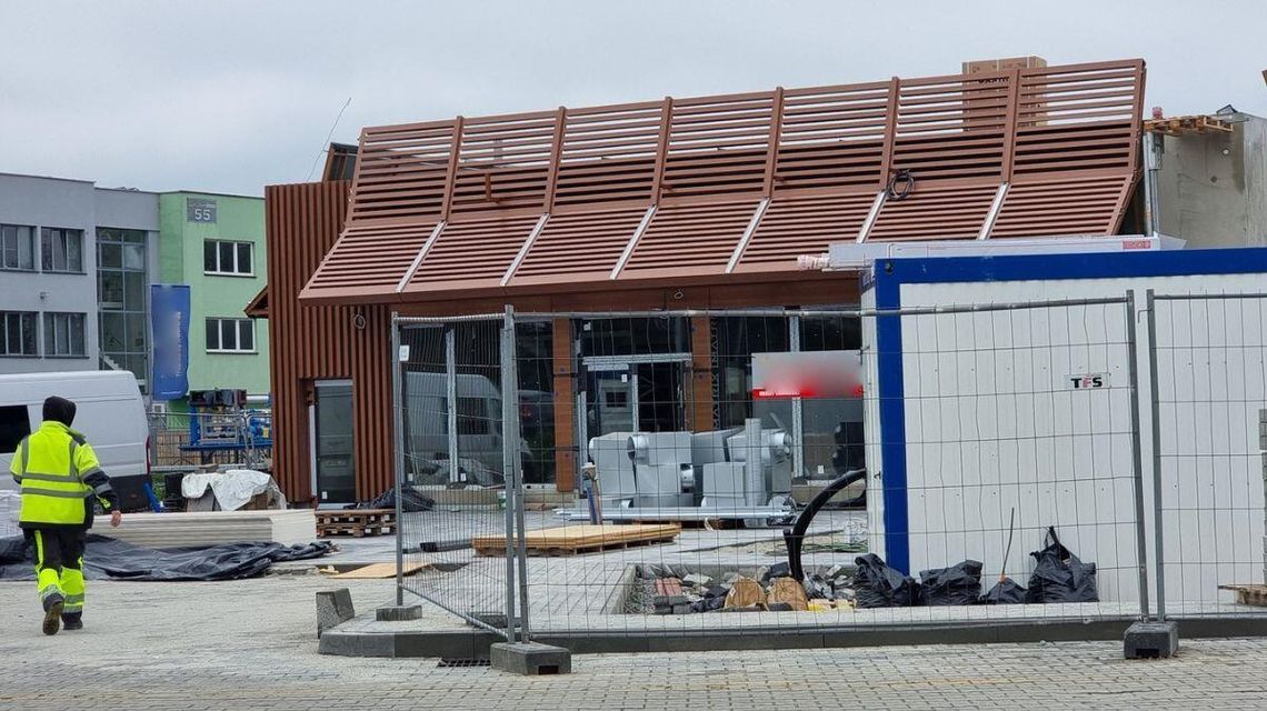 zdjęcie przedstawia budynek restauracji w trakcie stawiania go w Gorlicach