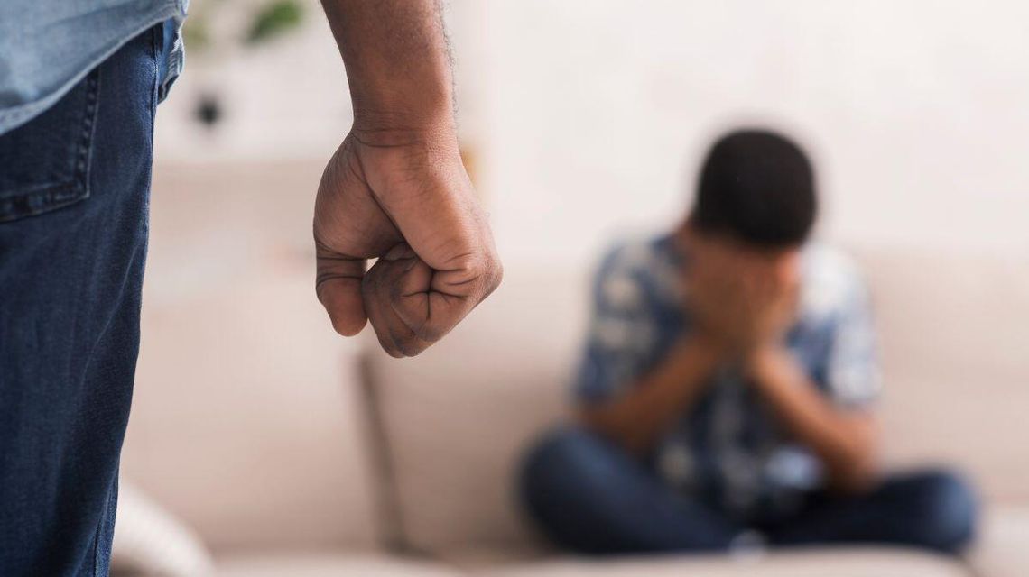 zdjęcie przedstawia człowieka z zaciśniętą dłonią