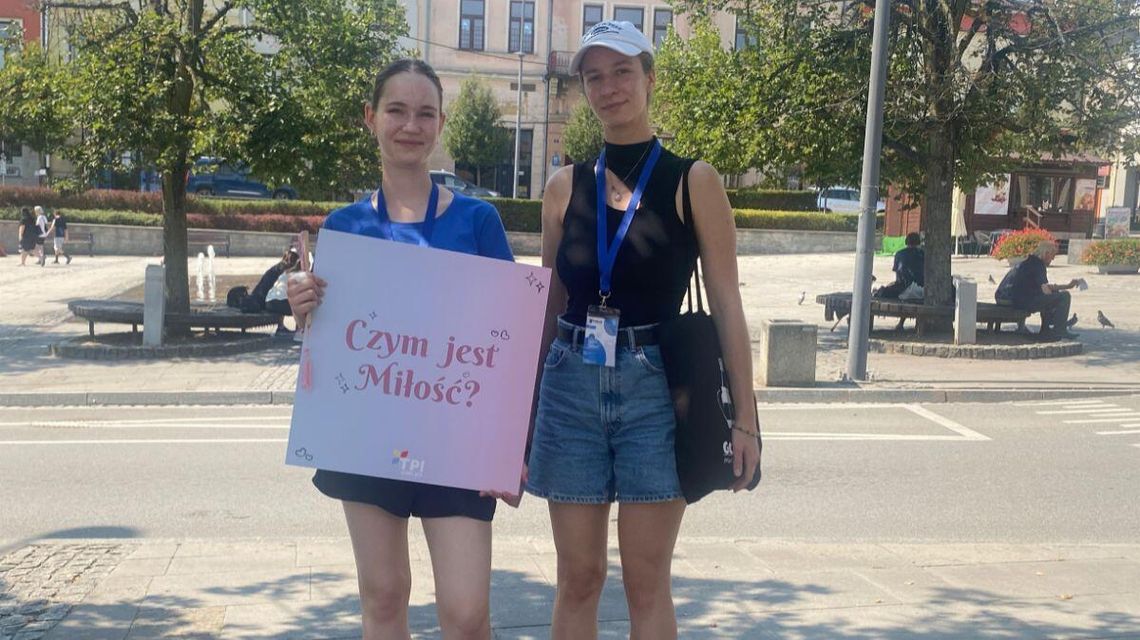 dziewczyny trzymającą kartkę