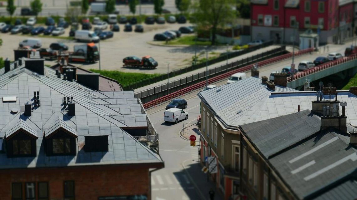 Tyle jest w budżecie miasta. Majątek i zadłużenie w milionach zdjęcie przedstawia widok na ulicę