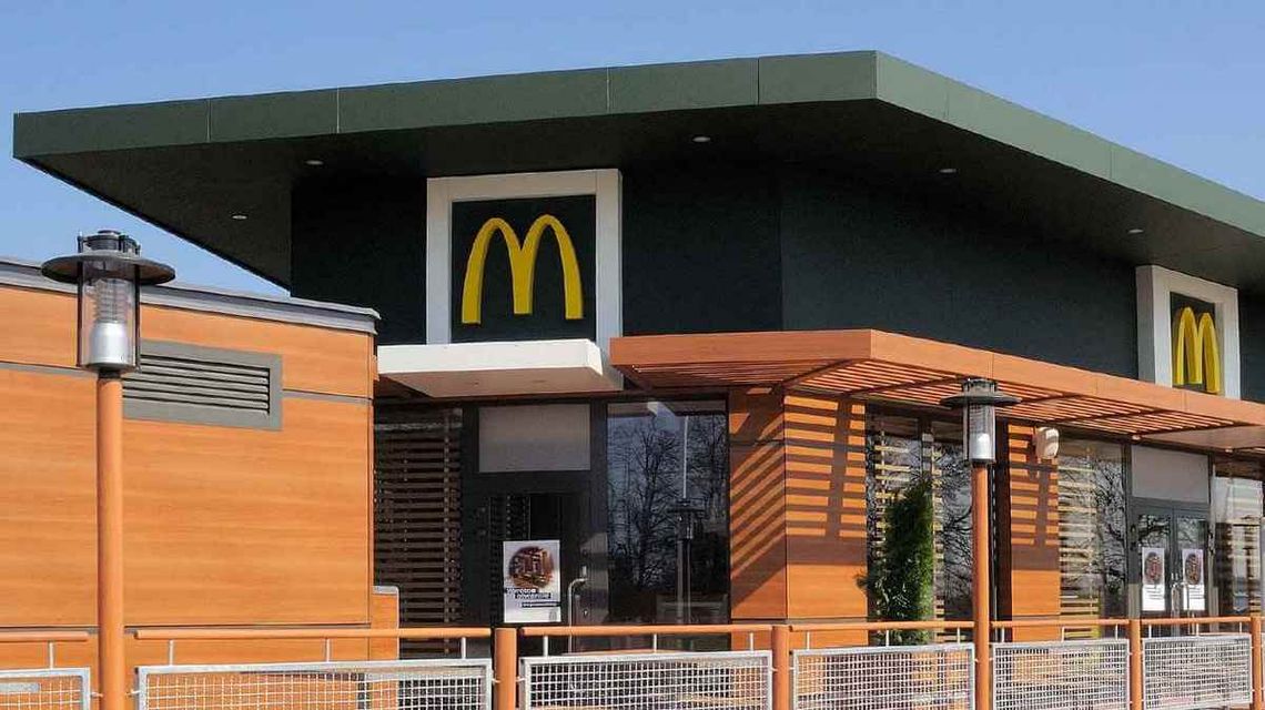 zdjęcie przedstawia budynek restauracji mcdonald's