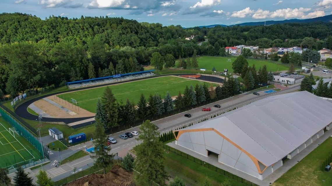 Tylko prawdziwy sportowy fan rozwiąże ten quiz Zdjęcie przedstawia piłkarzy na stadionie w Gorlicach