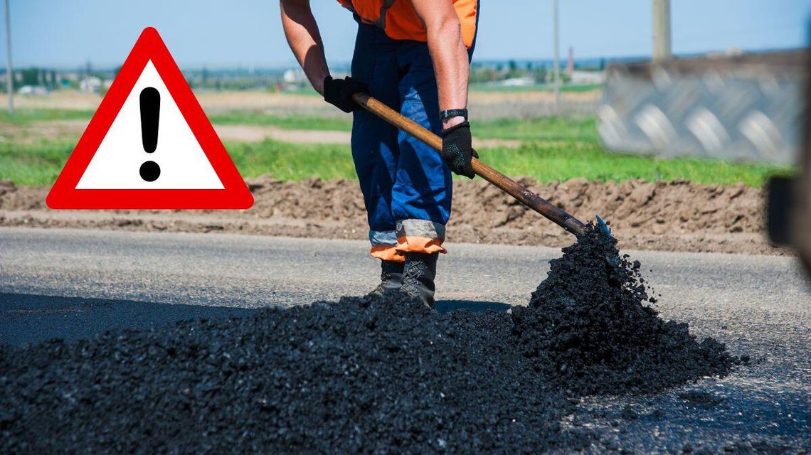 Zdjęcie przedstawia mężczyznę w trakcie robót drogowych