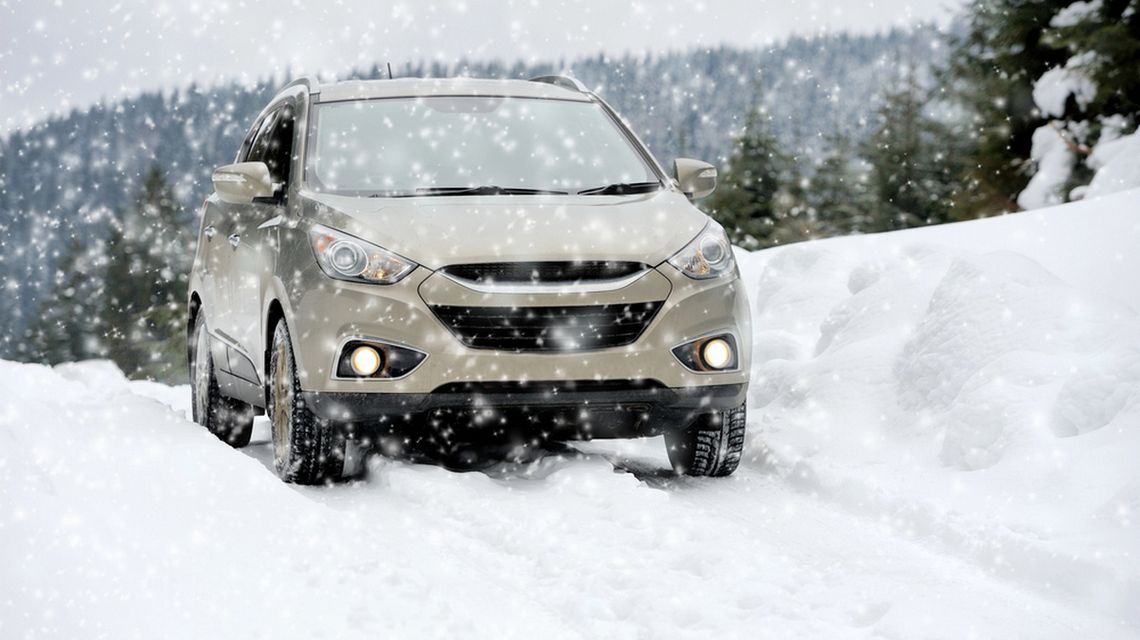 Ubezpieczenie OC a polski system prawny – wszystko, co musisz wiedzieć o obowiązkowej polisie zdjęcie przedstawia samochód jadący po śniegu