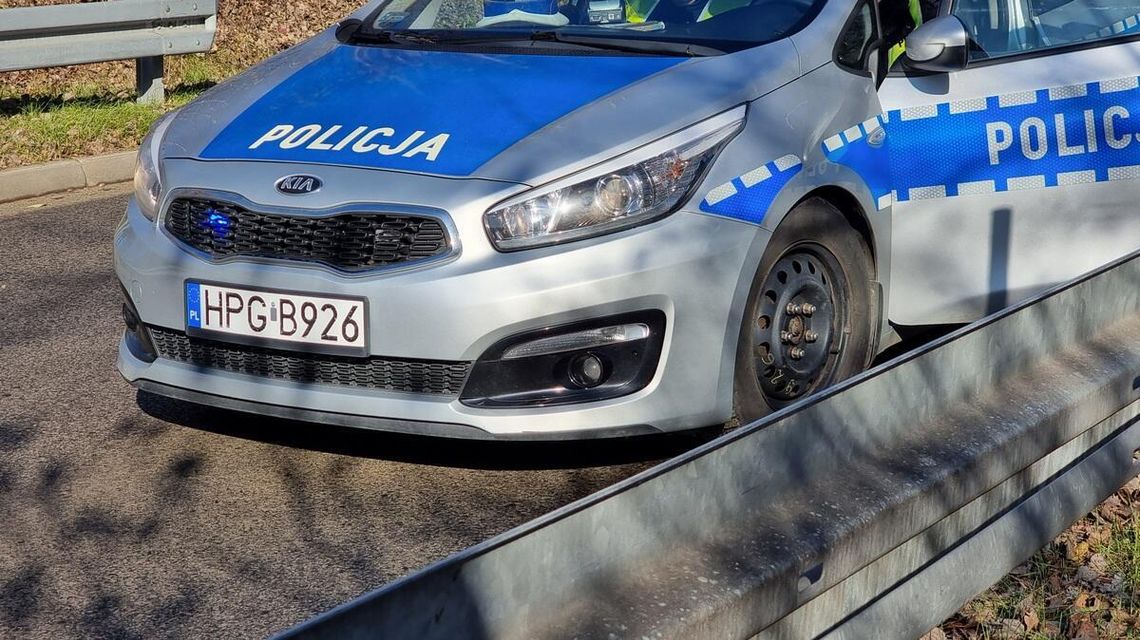 Uczestnik wypadku jadący na hulajnodze doznał poważnych obrażeń zdjęcie przedstawia policyjny radiowóz