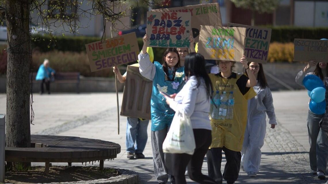 zdjęcie przedstawia grupę młodzieży z banerami