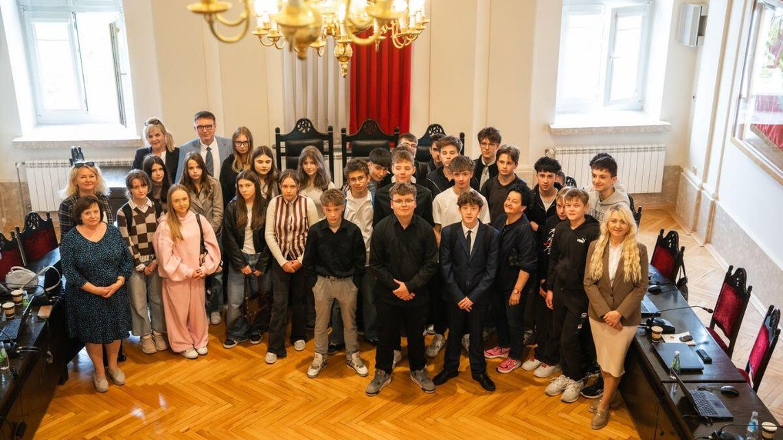 zdjęcie przedstawia młodzież w Urzędzie Miasta w Gorlicach