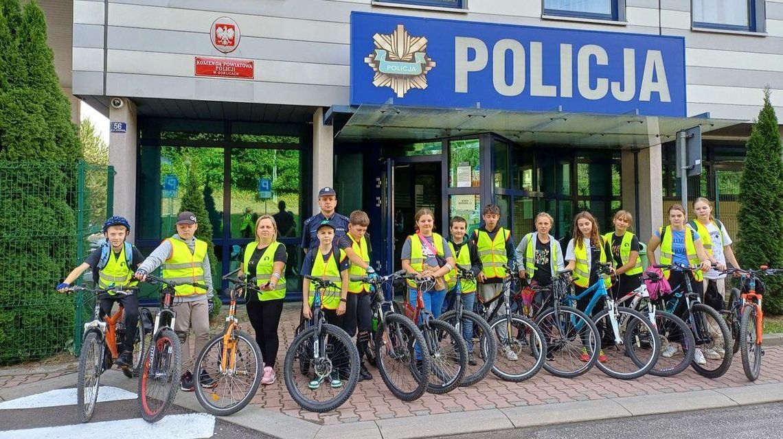 Uczniowie Szkoły Podstawowej w Szymbarku przed Komendą Policji w Gorlicach