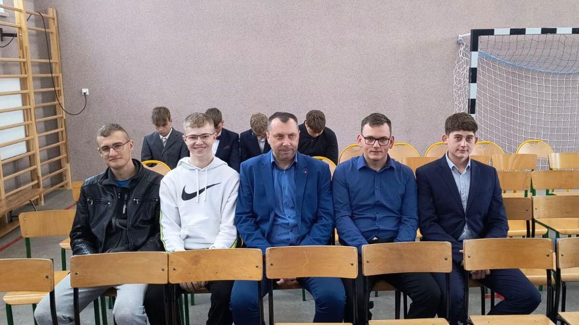 Uczniowie biorący udział w olimpiadzie wiedzy i umiejętności rolniczych