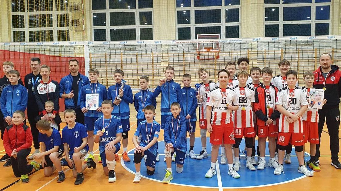 chłopcy w koszulkach sportowych z trenerami