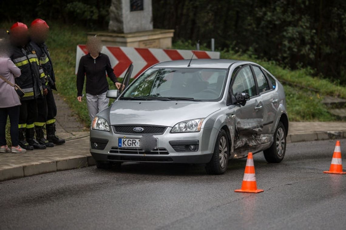 Ulica Korczaka w Gorlicach. Kolizja fiata i forda.