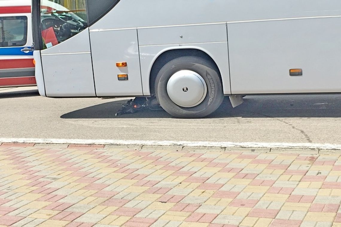 Ulica Węgierska w Gorlicach. Rowerzysta znalazł się pod kołami autobusu (aktualizacja)