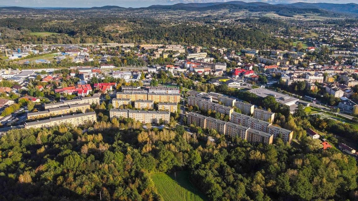 zdjęcie przedstawia miejskie bloki, widok z góry, z drona