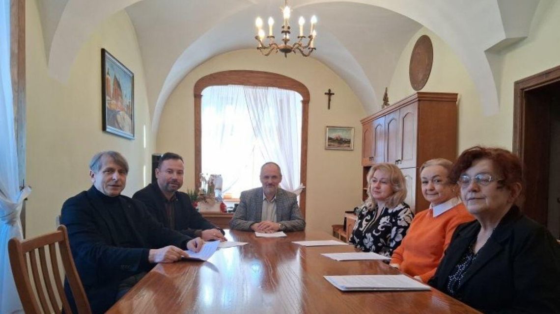 Zdjęcie przedstawia osoby podpisujące umowy w Urzędzie Miasta w Bieczu