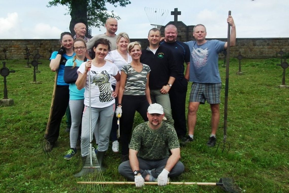 Uporządkowali dwa cmentarze wojenne w Ropicy Górnej