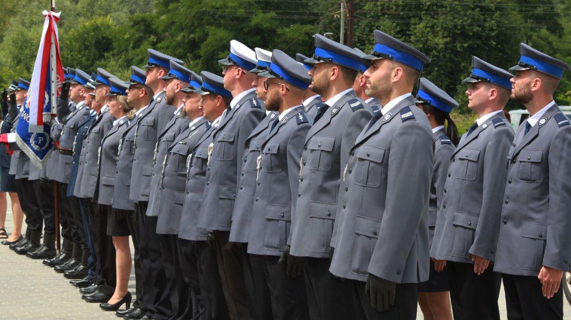 Policjanci stojący w rzędzie na uroczystości