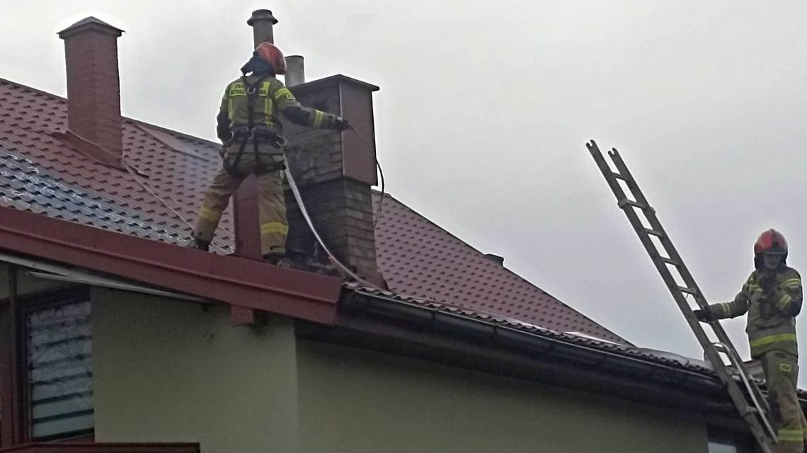 Uście Gorlickie. Poddasze domu mieszkalnego w ogniu