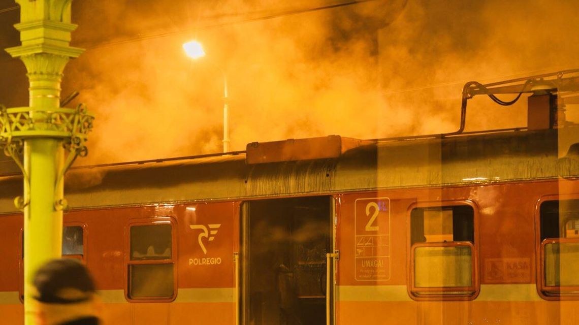 Zdjęcie przedstawia płonący pociąg