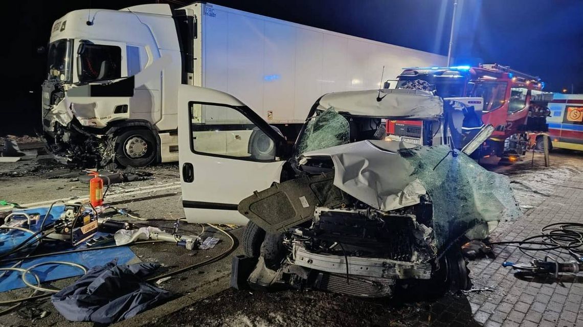 Uszew. Zderzenie ciężarówki i busa. Droga całkowicie zablokowana zdjęcie przedstawia rozbite pojazdy na drodze