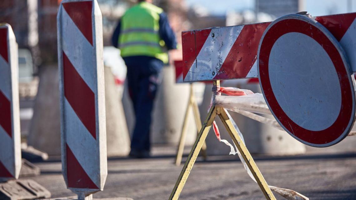 Zdjęcie przedstawia zakaz ruchu na drodze
