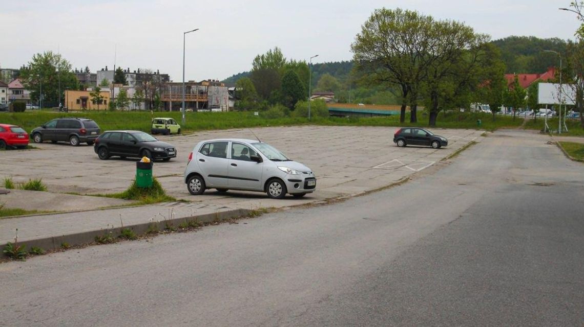 Zdjęcie przedstawia zdjęcie placu parkingowego
