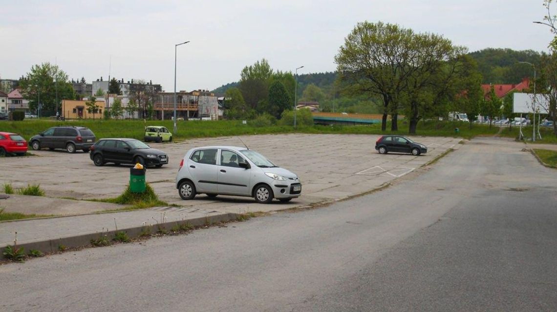 Uwaga kierowcy. Miasto wydało komunikat dotyczący parkowania Zdjęcie przedstawia parking z samochodami