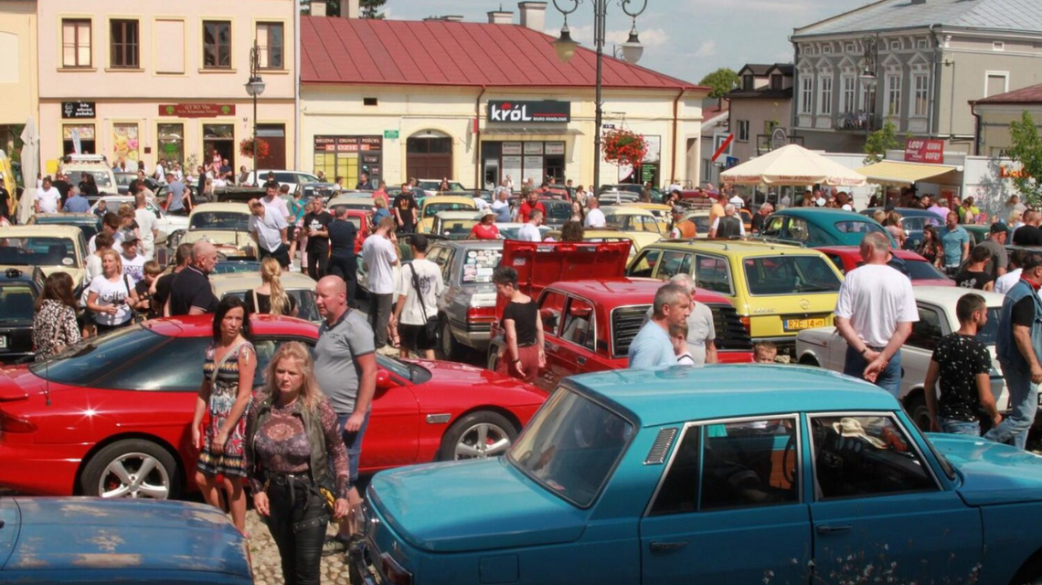 Uczestnicy III Zlotu Pojazdów Zabytkowych w Binarowej