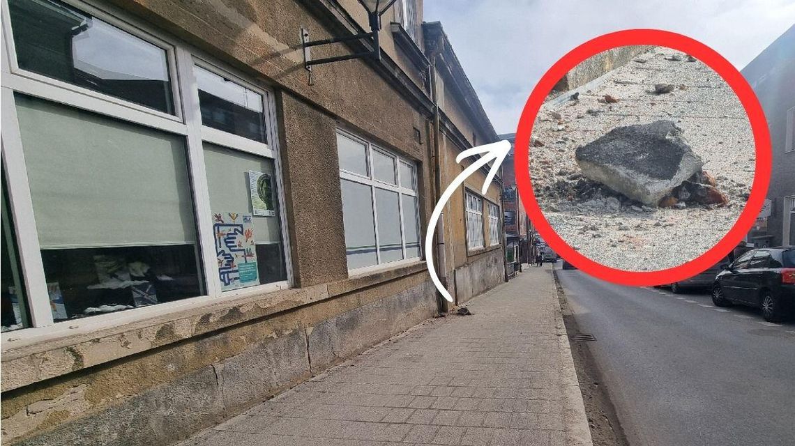 W centrum miasta spory kawałek gzymsu spadł z budynku na chodnik zdjęcie przedstawia budynek przy miejskiej ulicy z chodnikiem, na nim kawałek gruzu