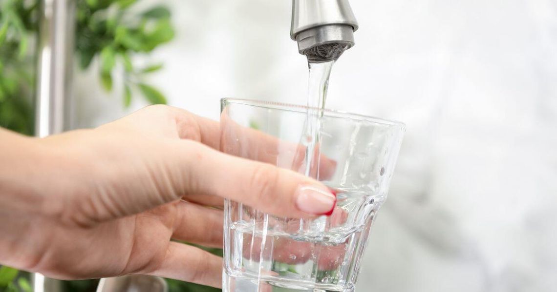 zdjęcie przedstawia kran z wodą