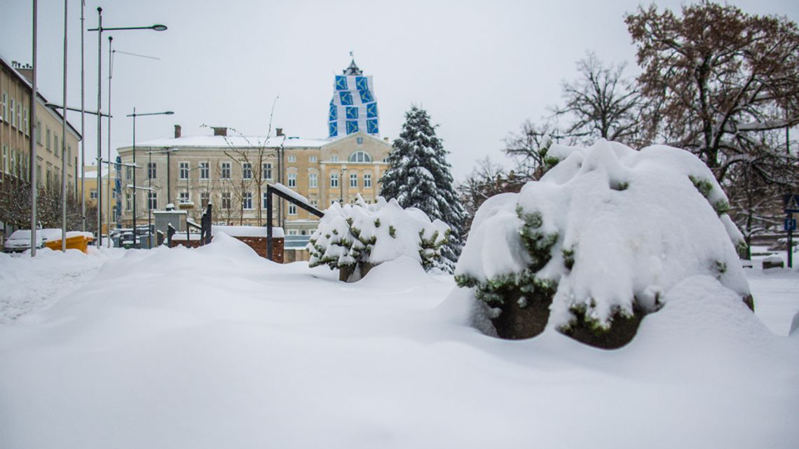 W Gorlicach jest już ponad 20 cm śniegu. Utrudnienia na drogach [FOTO]