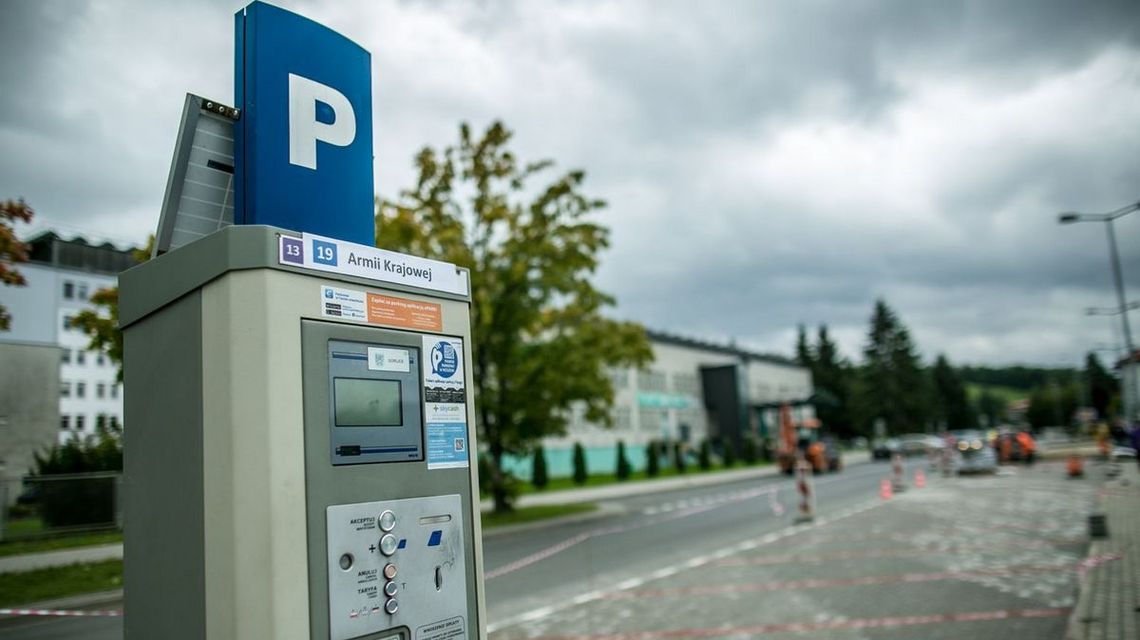 zdjęcie przedstawia parkomat przy ulicy