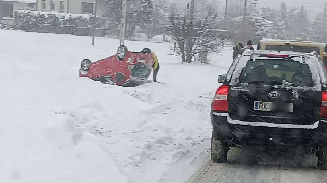 W Moszczenicy auto na dachu, w Libuszy w rowie zdjęcie przedstawia samochód na dachu w rowie w śniegu