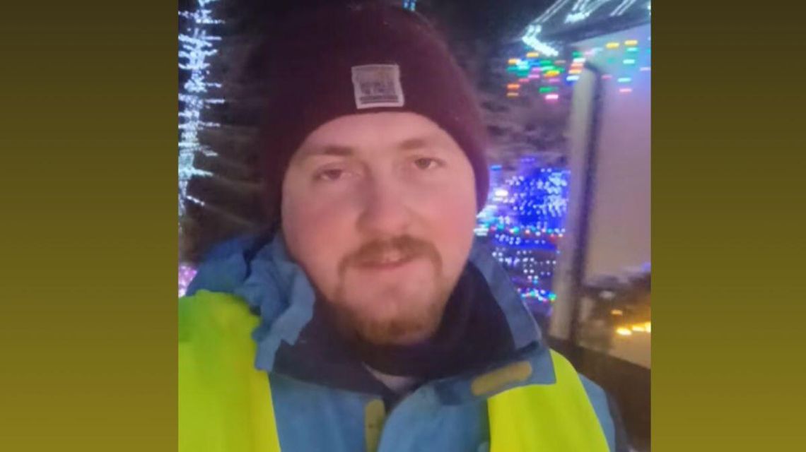 zdjęcie przedstawia mężczyznę z czapce i żółtej kamizelce