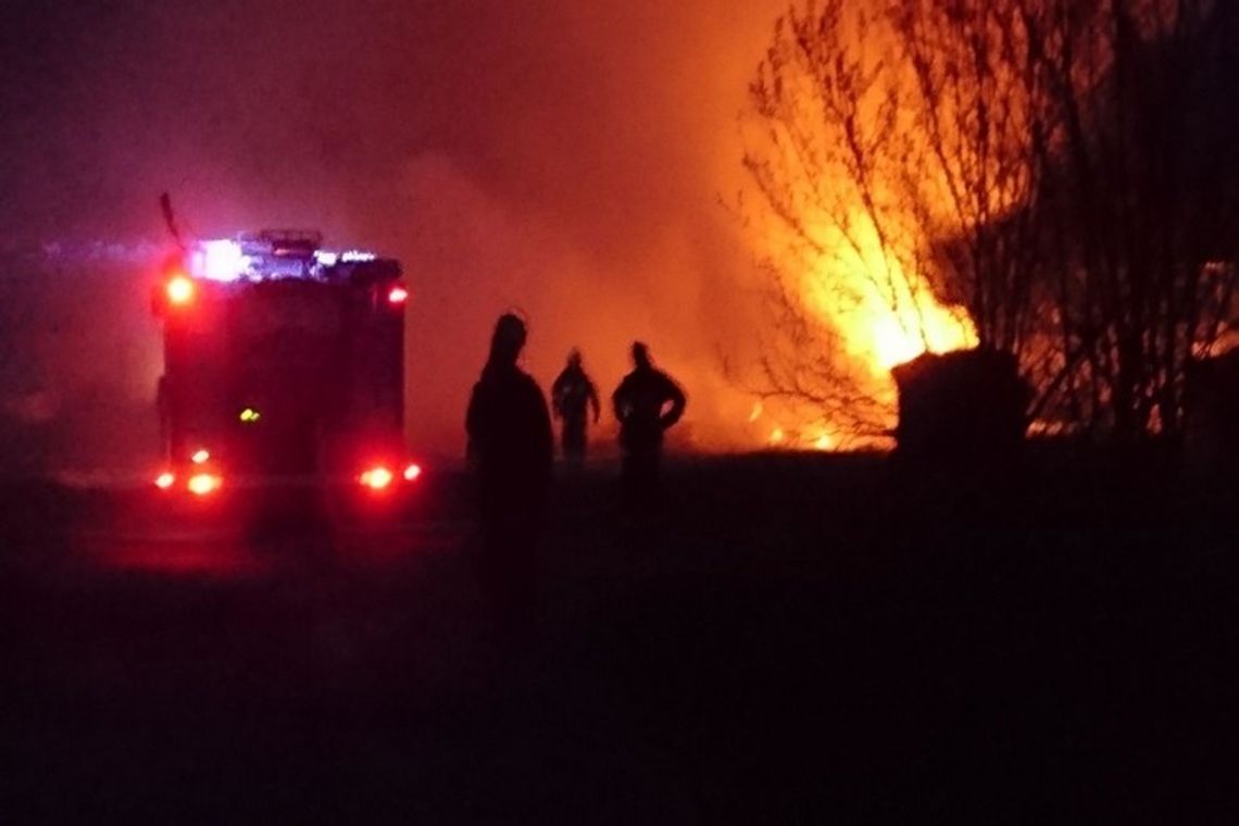 W wielu miejscach naszego powiatu palą się trawy i bale