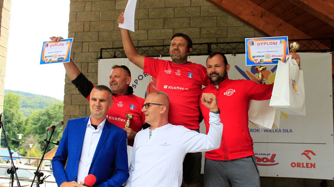 zdjęcie przedstawia grupę mężczyzn na podium