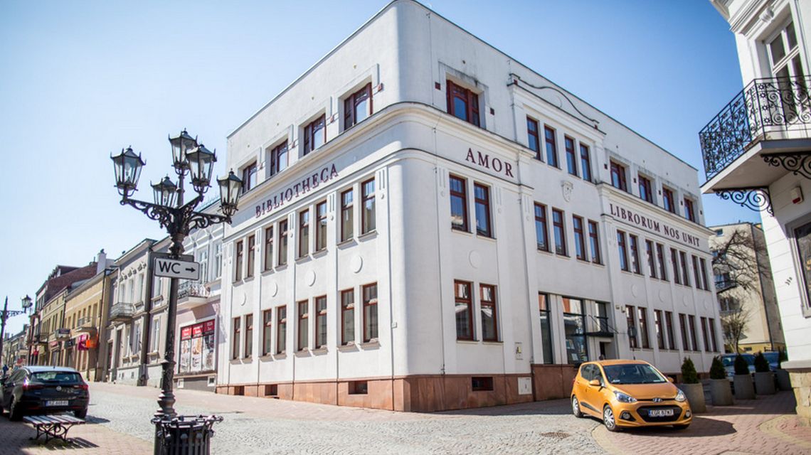 Ważna zmiana w gorlickiej bibliotece. Skorzystają seniorzy i rodzice zdjęcie przedstawia budynek w mieście
