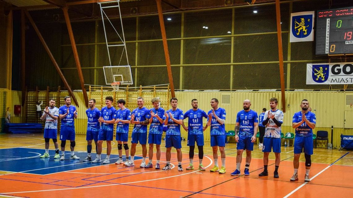 zdjęcie przedstawia grupę mężczyzn w jednolitych koszulkach sportowych