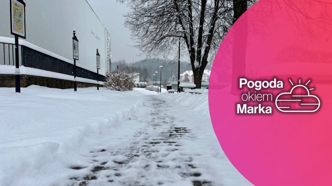 We czwartek mróz i śnieg | Prognoza pogody na dziś - halogorlice.info zdjęcie przedstawia chodnik zasypany śniegiem w mieście