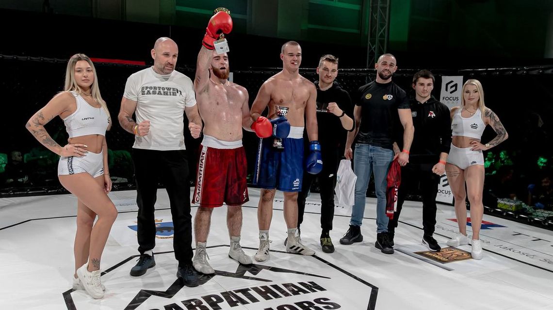 Weekend bokserskich emocji. Gorlice z dumą o swoich zawodnikach zdjęcie przedstawia bokserów na ringu