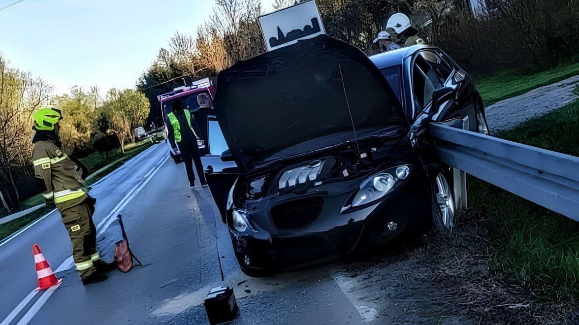 zdjęcie przedstawia uszkodzony pojazd, obok strażacy i policjanci