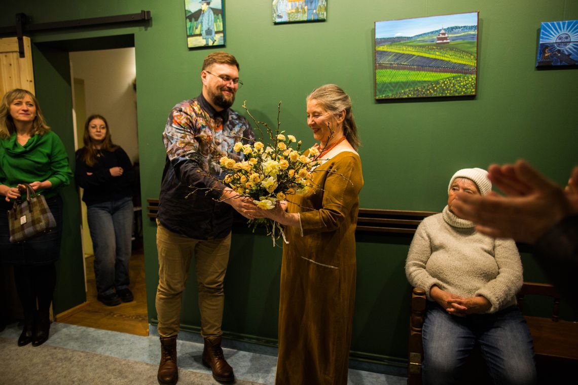 zdjęcie przedstawia kobietę i mężczyznę w pomieszczeniu