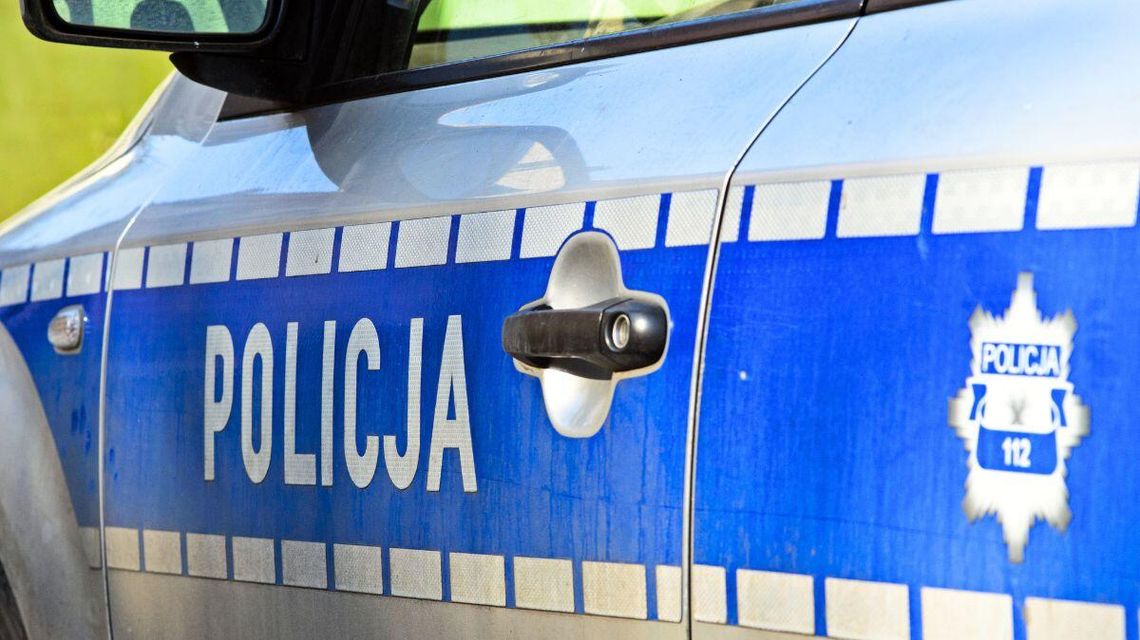 Wiadomości z Gorlickiego. Seria ujawnienia pijanych kierujących na drogach powiatu zdjęcie przedstawia policyjny radiowóz