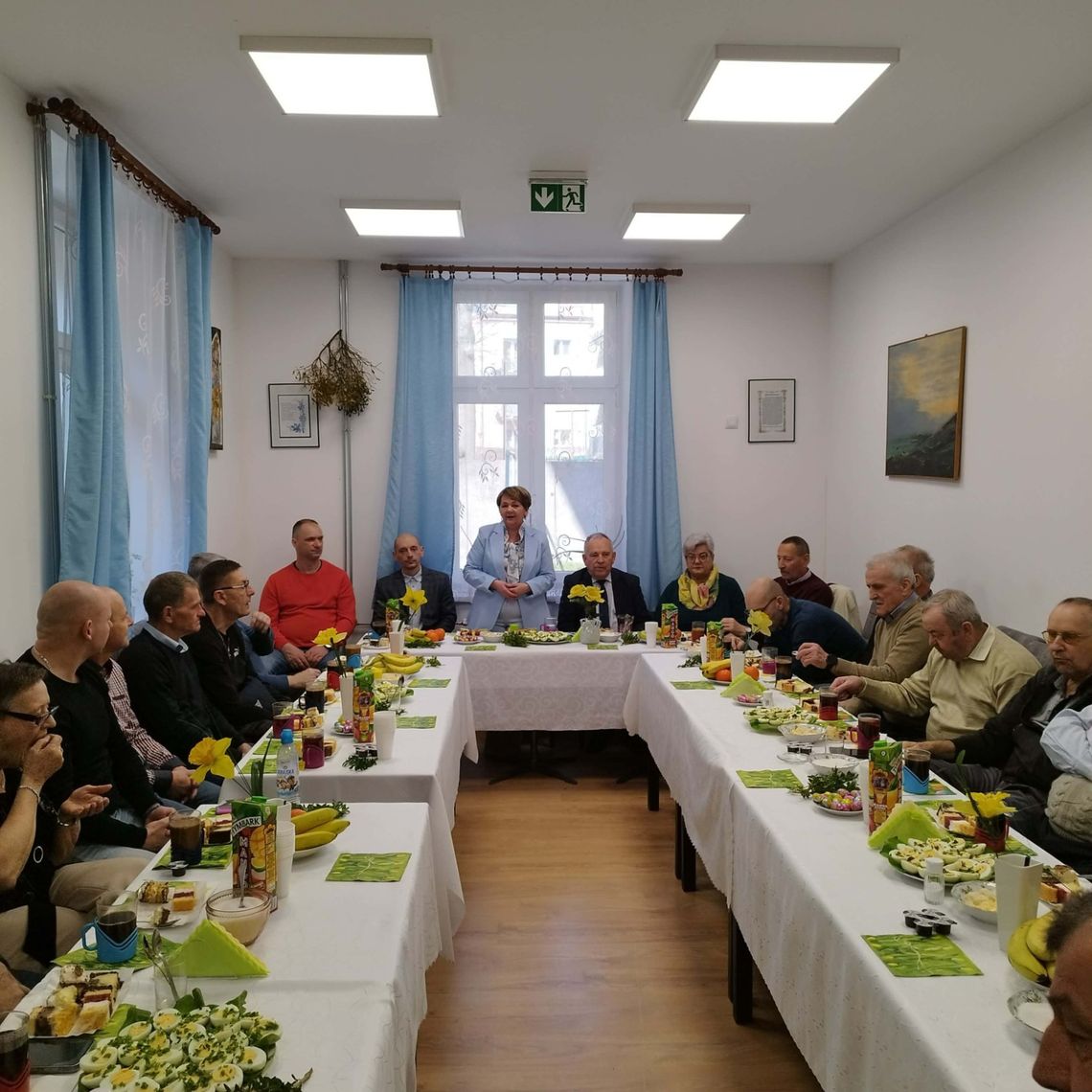 zdjęcie przedstawia grupę ludzi przy stole