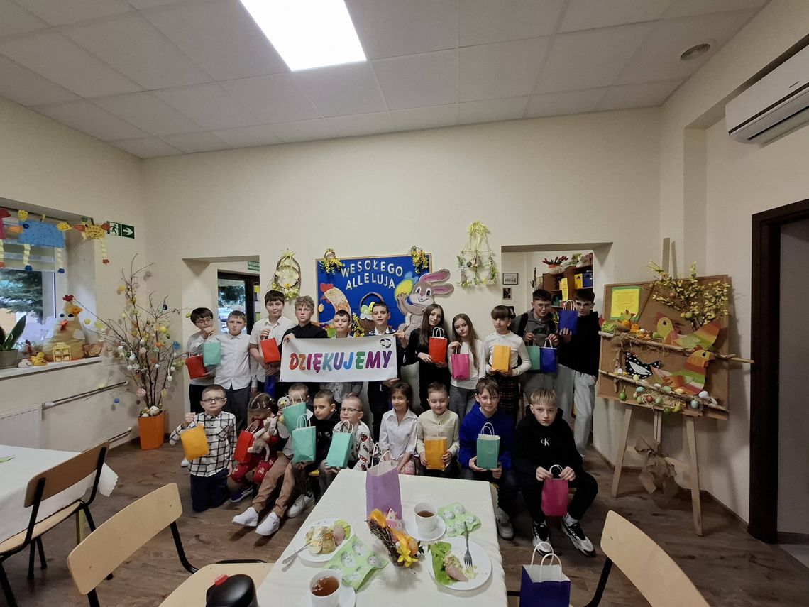 zdjęcie przedstawia dzieci w pomieszczeniu